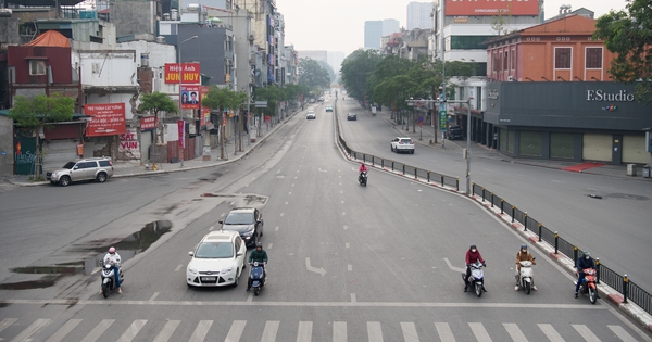 Hình ảnh lạ về giao thông Hà Nội trong ngày đầu năm: Nhiều người “quên” mũ bảo hiểm