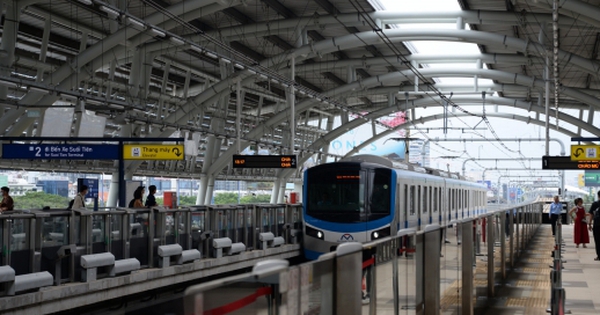 Metro 1 TP.HCM gặp trục trặc trong ngày đầu chính thức thu phí