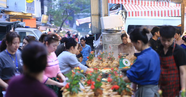 Người Hà Nội chen chân ở chợ từ sớm để mua đồ cúng trong ngày tiễn ông Táo về trời