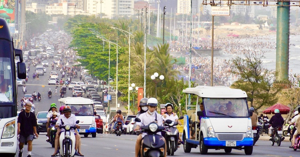 Hình ảnh Vũng Tàu mùng 4 Tết ken đặc người tắm biển