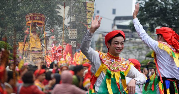 Người dân Hà Nội đội mưa xem trai làng giả gái nhảy điệu “con đĩ đánh bồng”